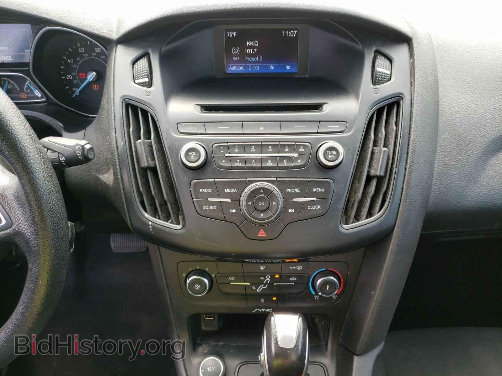 2016 Ford Focus - VIN: 1FADP3K21GL268695 - Photo 4