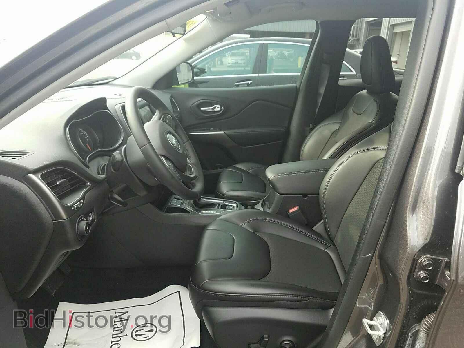 2019 Jeep Cherokee - VIN: 1C4PJLLB2KD439531 - Photo 3