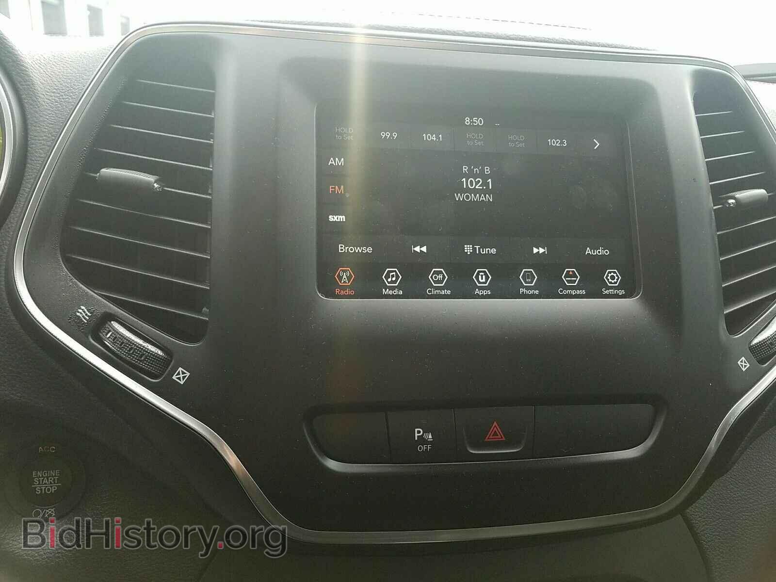 2019 Jeep Cherokee - VIN: 1C4PJLLB2KD439531 - Photo 4