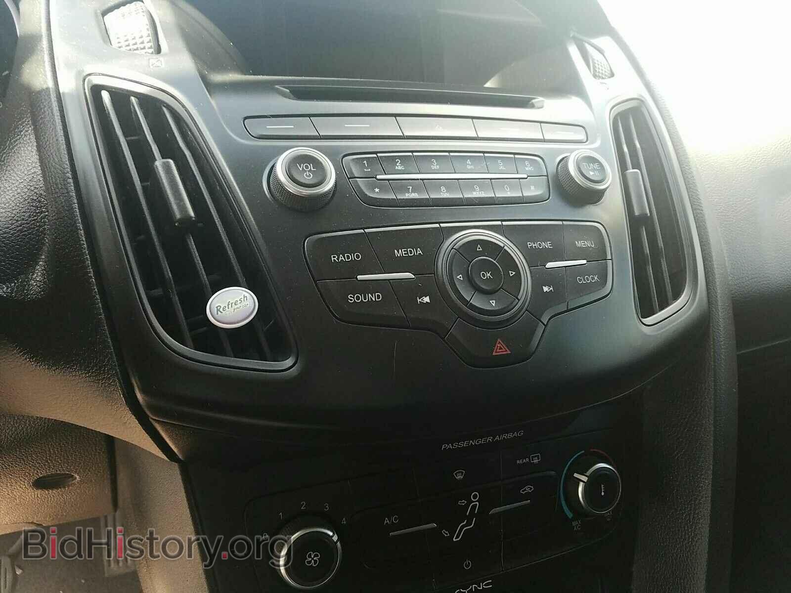 2016 Ford Focus - VIN: 1FADP3E24GL208633 - Photo 4