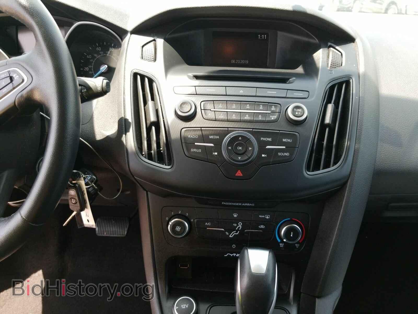 2016 Ford Focus - VIN: 1FADP3K24GL233603 - Photo 4