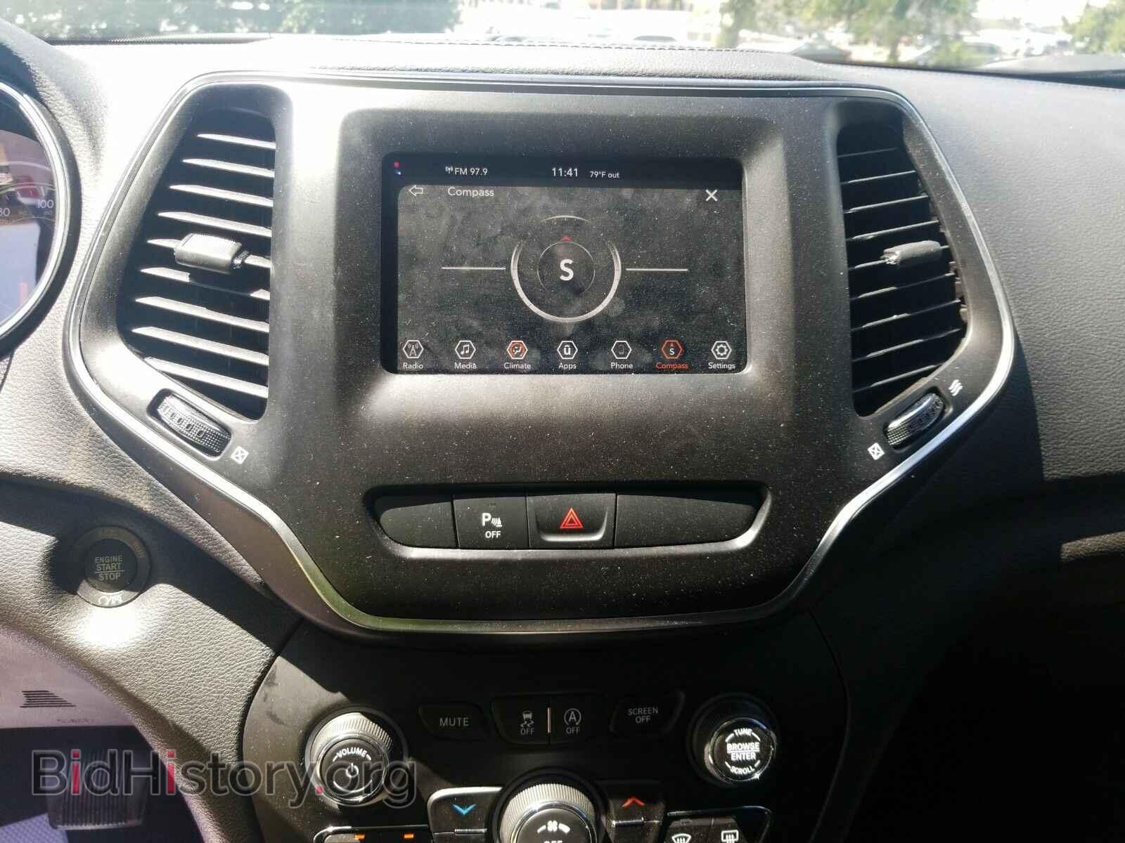 2019 Jeep Cherokee - VIN: 1C4PJLLB2KD301262 - Фото 4