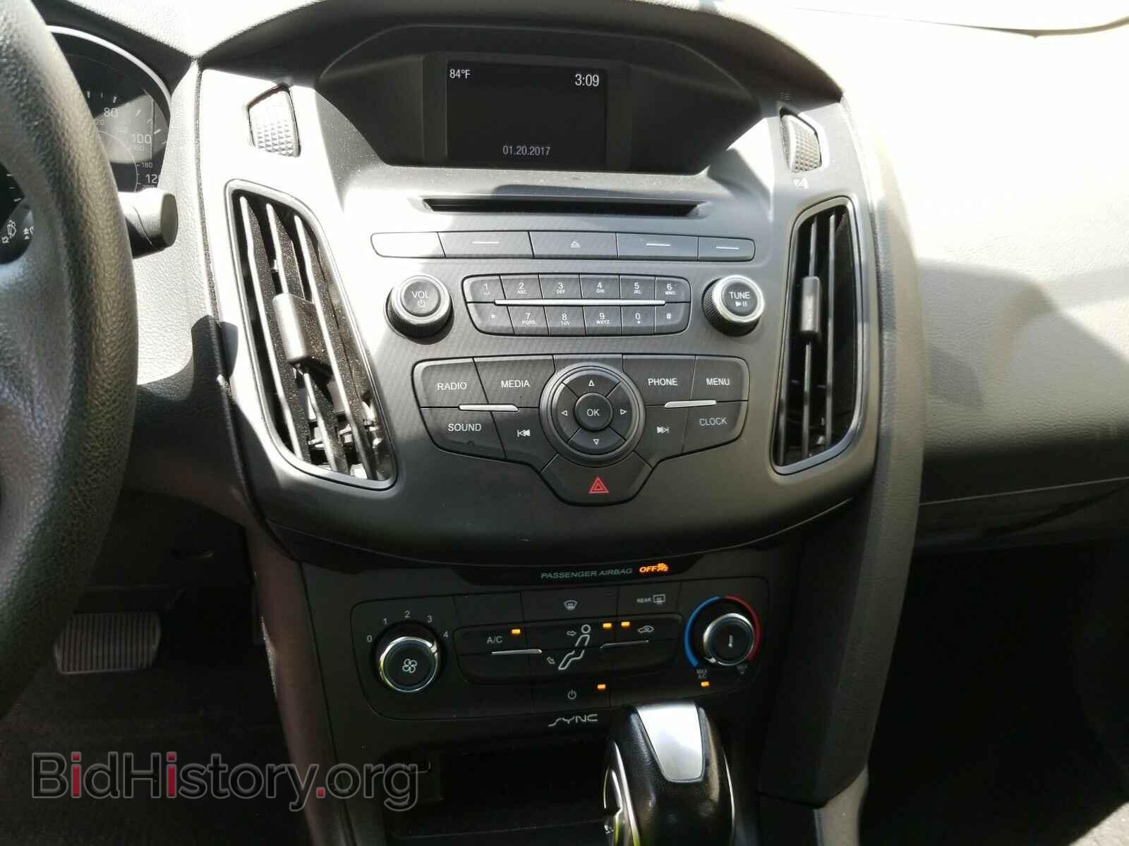 2016 Ford Focus - VIN: 1FADP3F28GL352619 - Photo 4