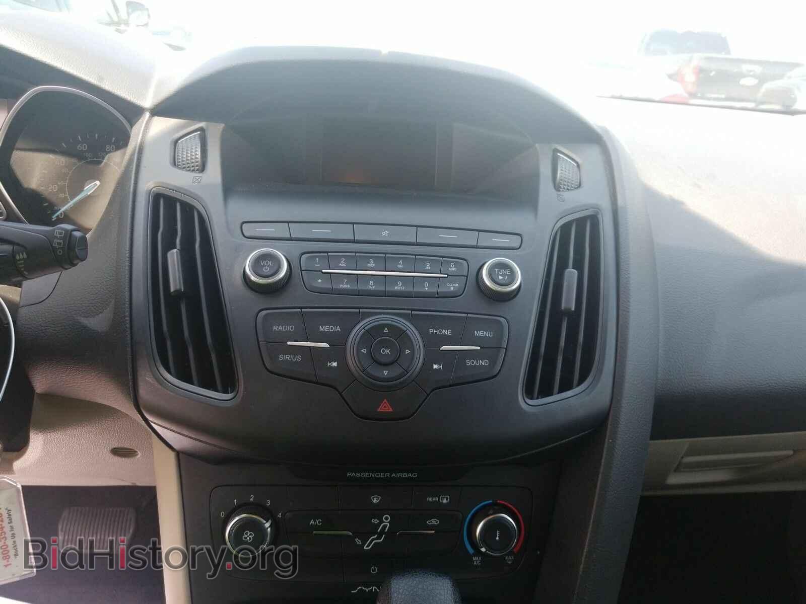 2018 Ford Focus - VIN: 1FADP3K23JL241988 - Фото 4
