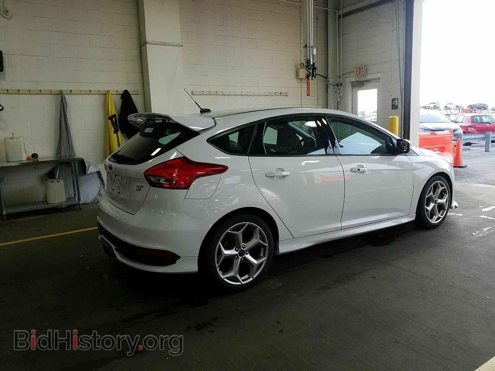 2016 Ford Focus - VIN: 1FADP3L95GL323483 - Photo 2