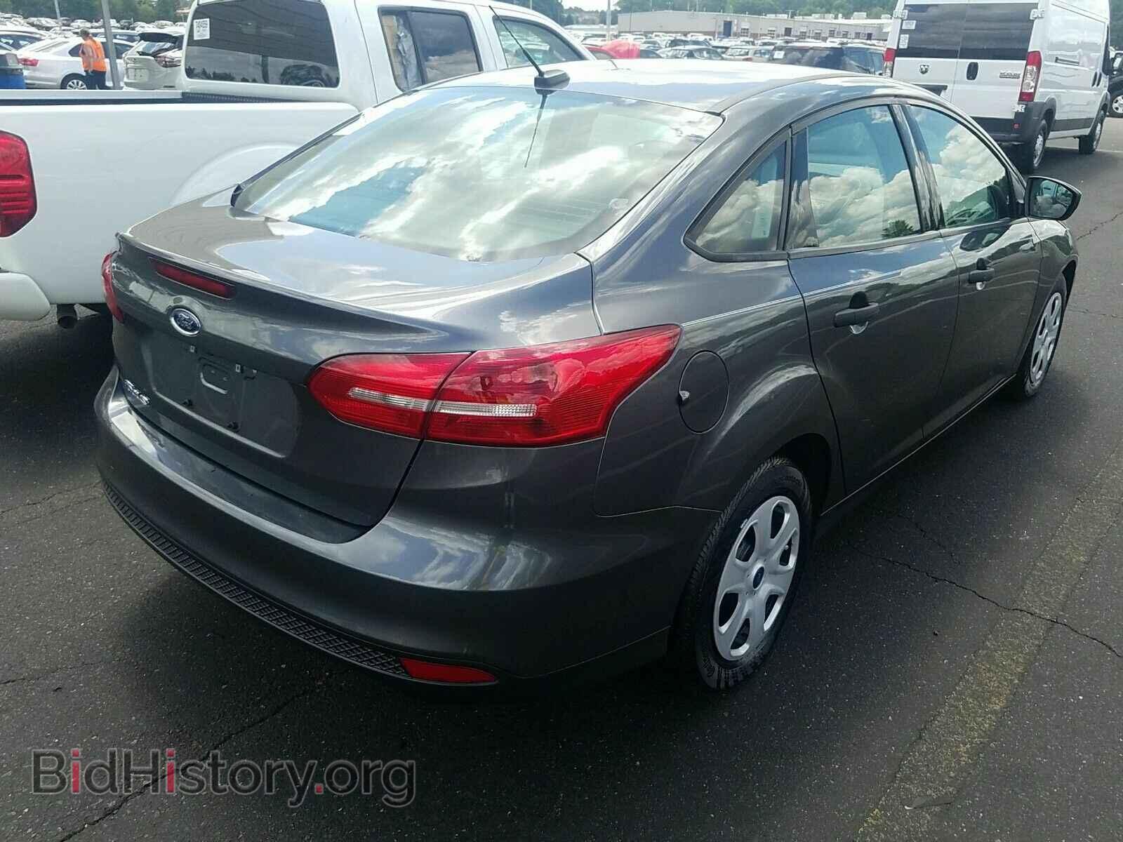 2018 Ford Focus - VIN: 1FADP3E24JL209207 - Фото 2