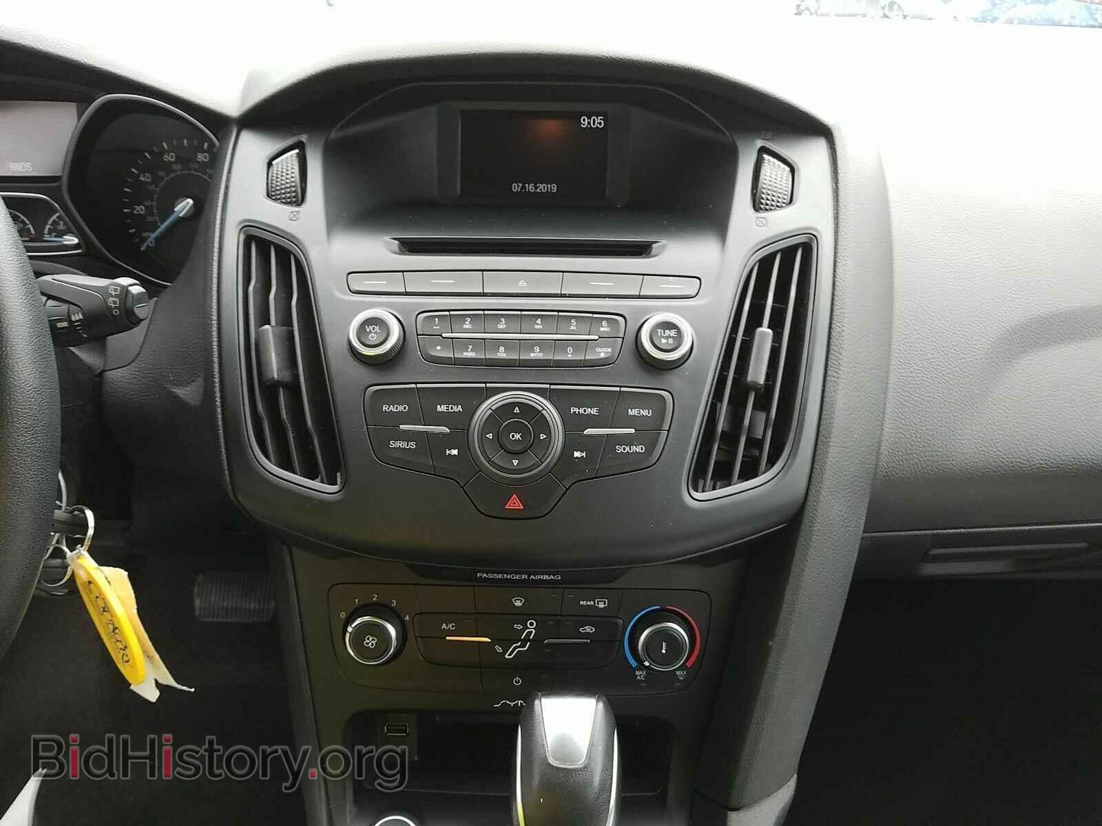 2016 Ford Focus - VIN: 1FADP3K28GL207747 - Photo 4