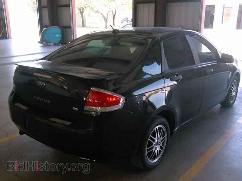 2011 Ford Focus - VIN: 1FAHP3FN5BW102757 - Фото 2