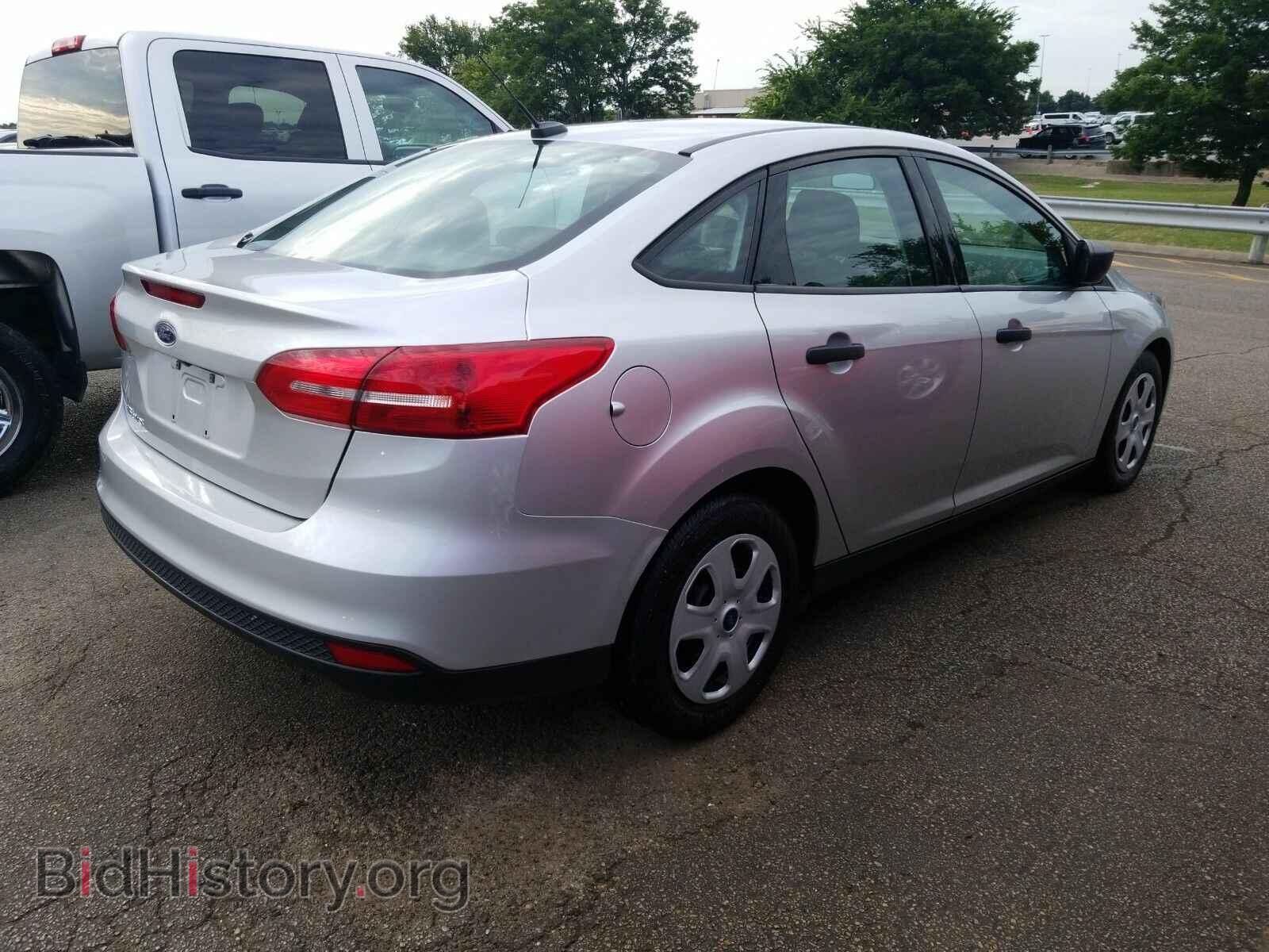 2018 Ford Focus - VIN: 1FADP3E24JL214651 - Фото 2