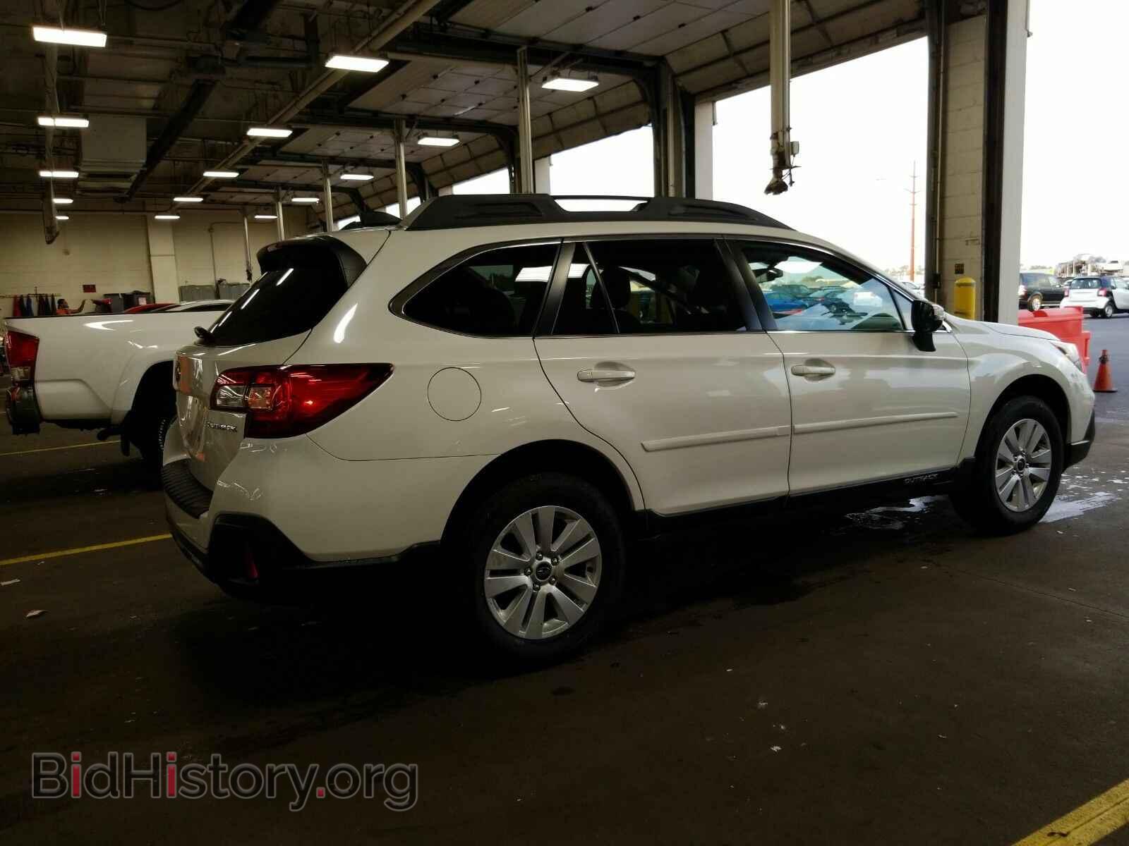 2018 Subaru Outback - VIN: 4S4BSAFC8J3303873 - Фото 2
