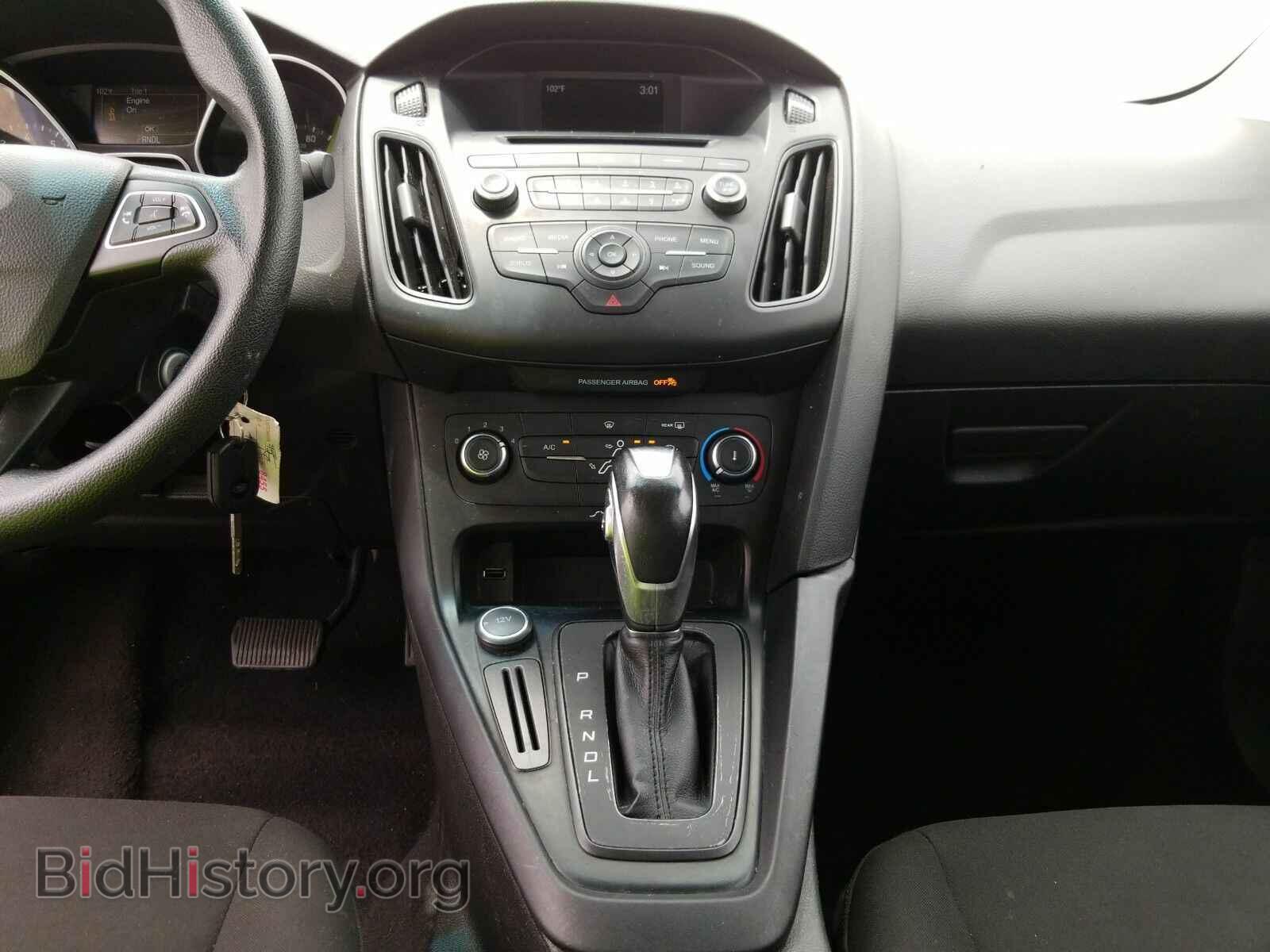 2016 Ford Focus - VIN: 1FADP3F28GL352295 - Photo 4