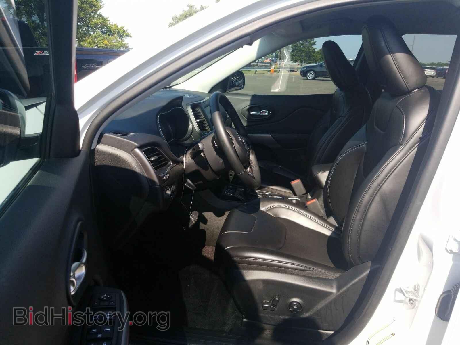 2019 Jeep Cherokee - VIN: 1C4PJLLB0KD204111 - Photo 3