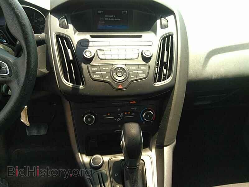 2017 Ford Focus - VIN: 1FADP3F25HL300043 - Фото 4