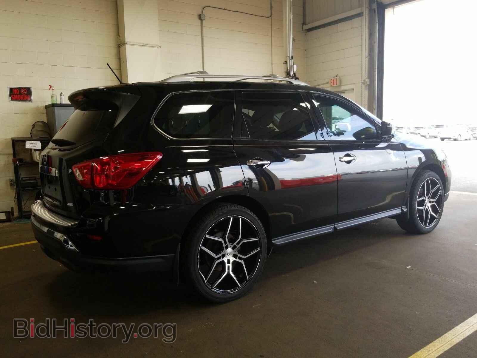 2017 Nissan Pathfinder - VIN: 5N1DR2MM2HC634139 - Фото 2