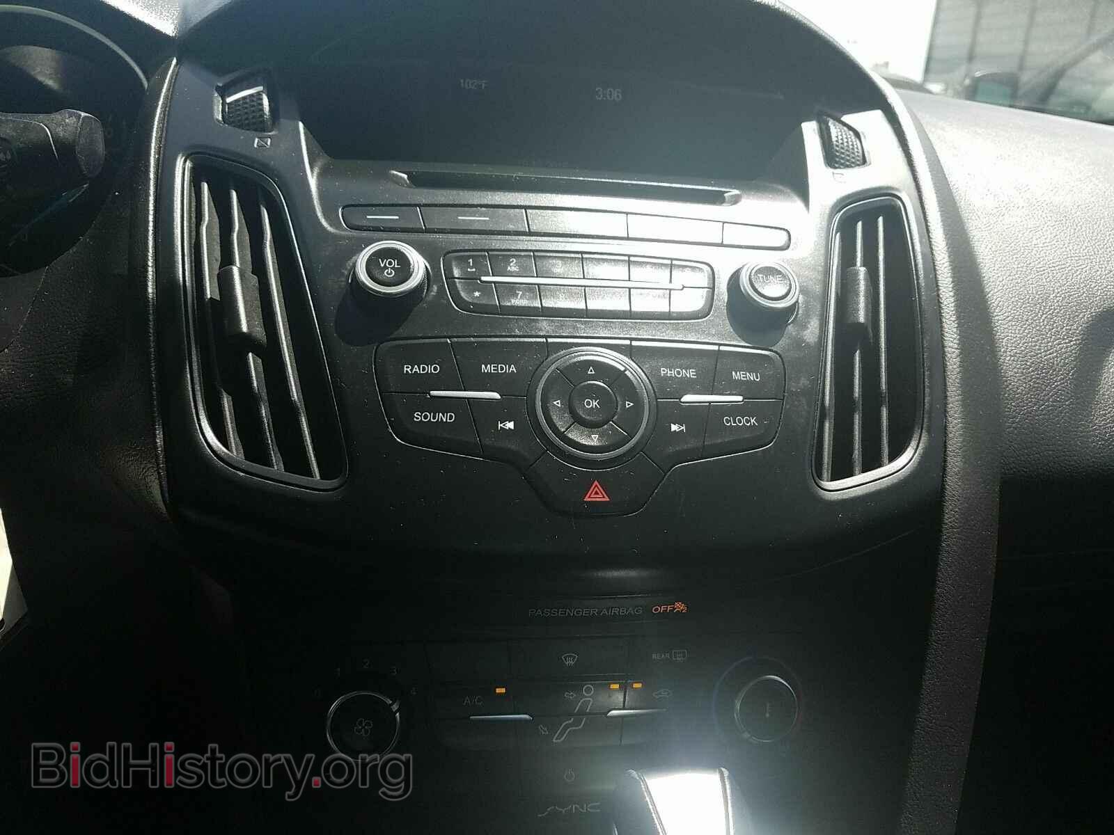 2016 Ford Focus - VIN: 1FADP3F27GL288704 - Photo 4