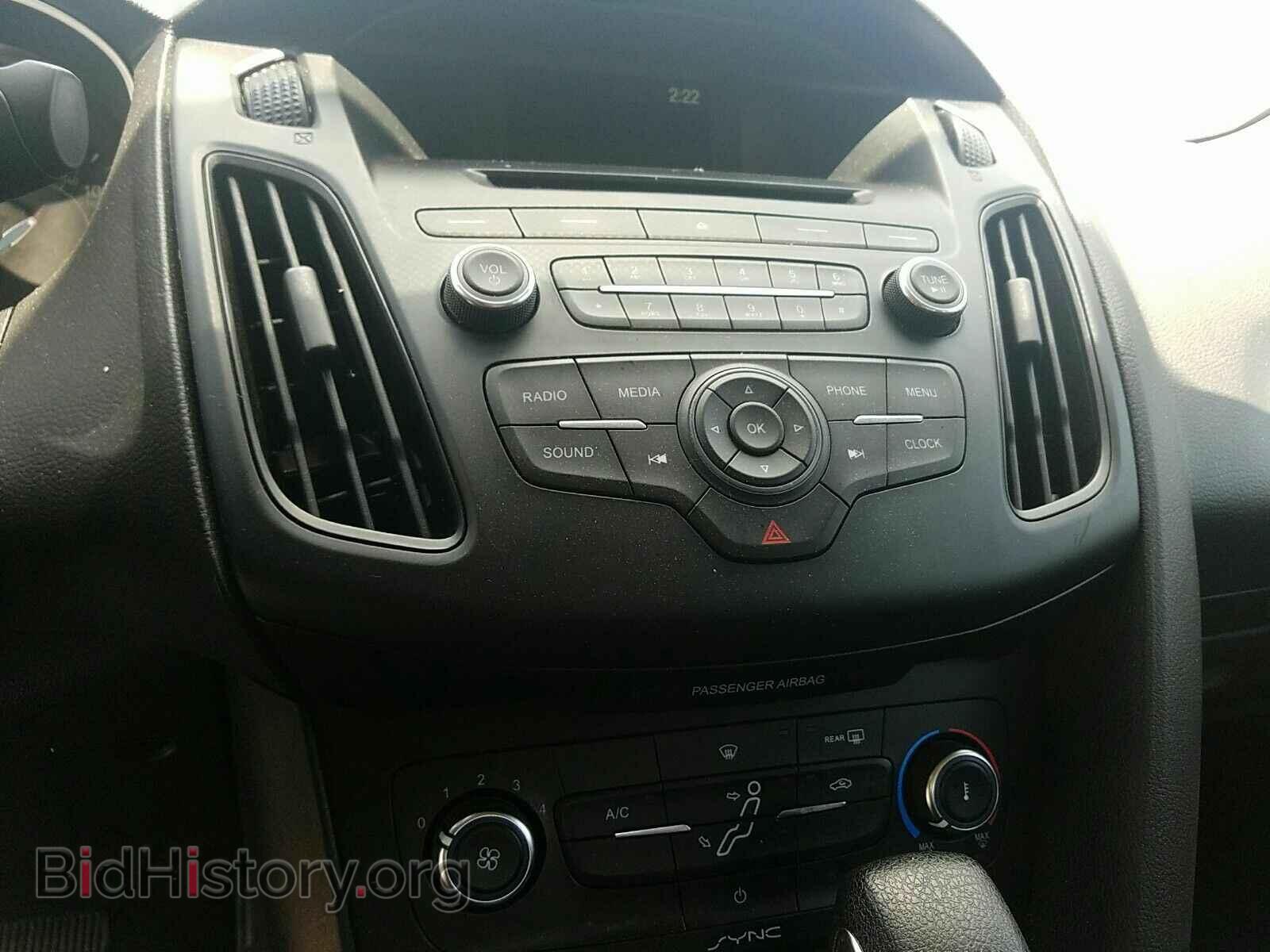2016 Ford Focus - VIN: 1FADP3E22GL257961 - Photo 4