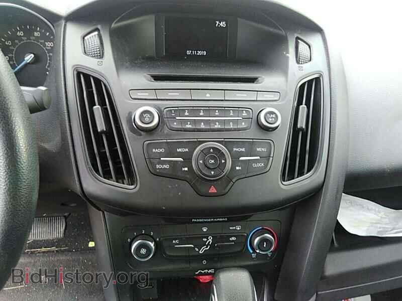 2016 Ford Focus - VIN: 1FADP3E29GL328704 - Photo 4