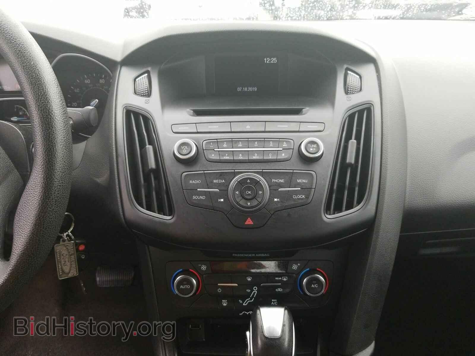 2016 Ford Focus - VIN: 1FADP3FE1GL261766 - Photo 4
