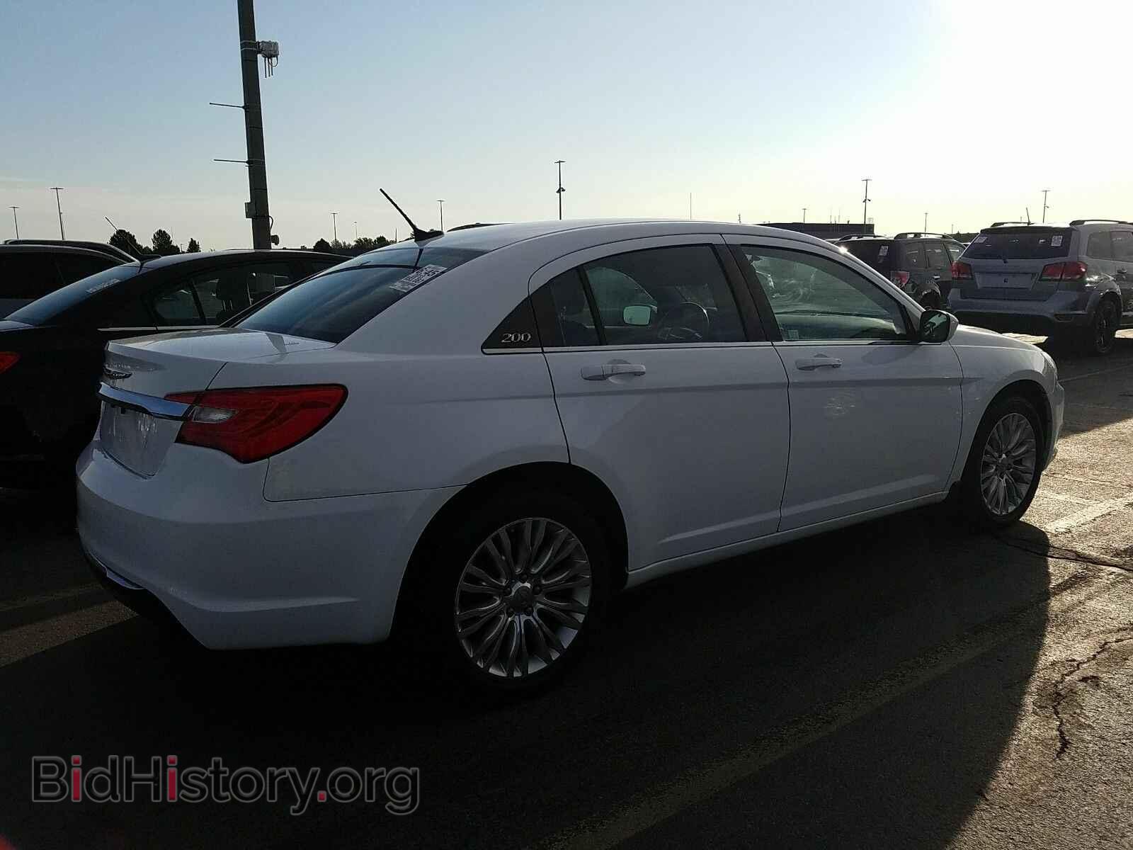 2013 Chrysler 200 - VIN: 1C3CCBBB9DN693839 - Фото 2