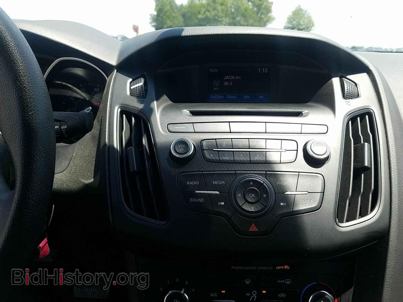 2017 Ford Focus - VIN: 1FADP3E24HL327218 - Фото 4