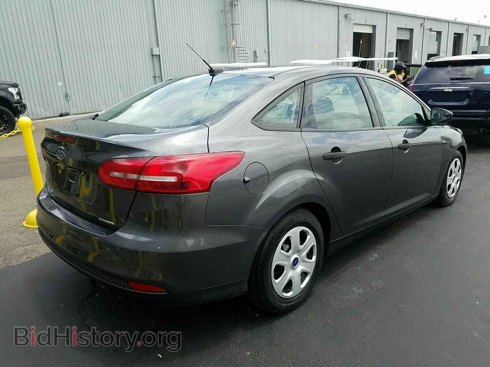 2016 Ford Focus - VIN: 1FADP3E22GL391255 - Photo 2