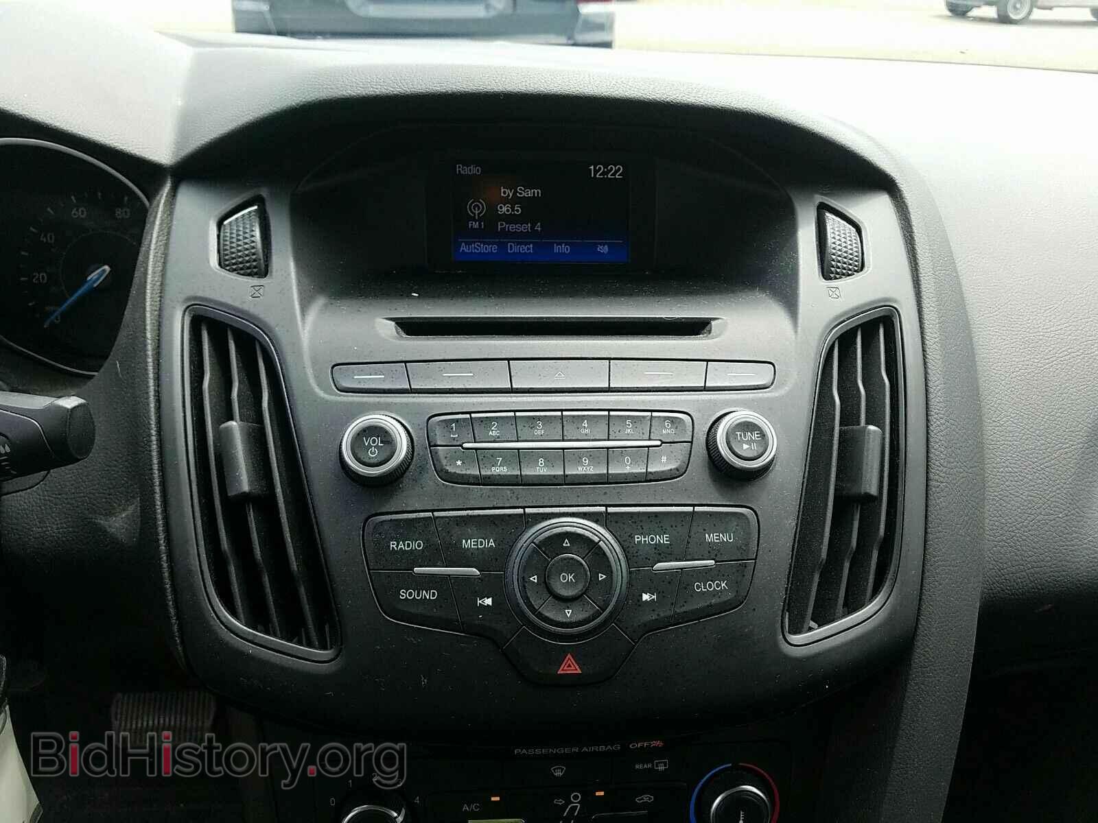 2016 Ford Focus - VIN: 1FADP3E22GL391255 - Photo 4