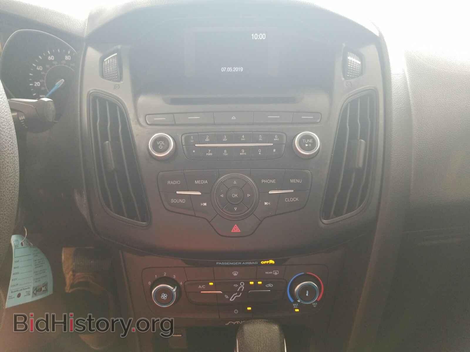 2016 Ford Focus - VIN: 1FADP3E27GL335585 - Photo 4