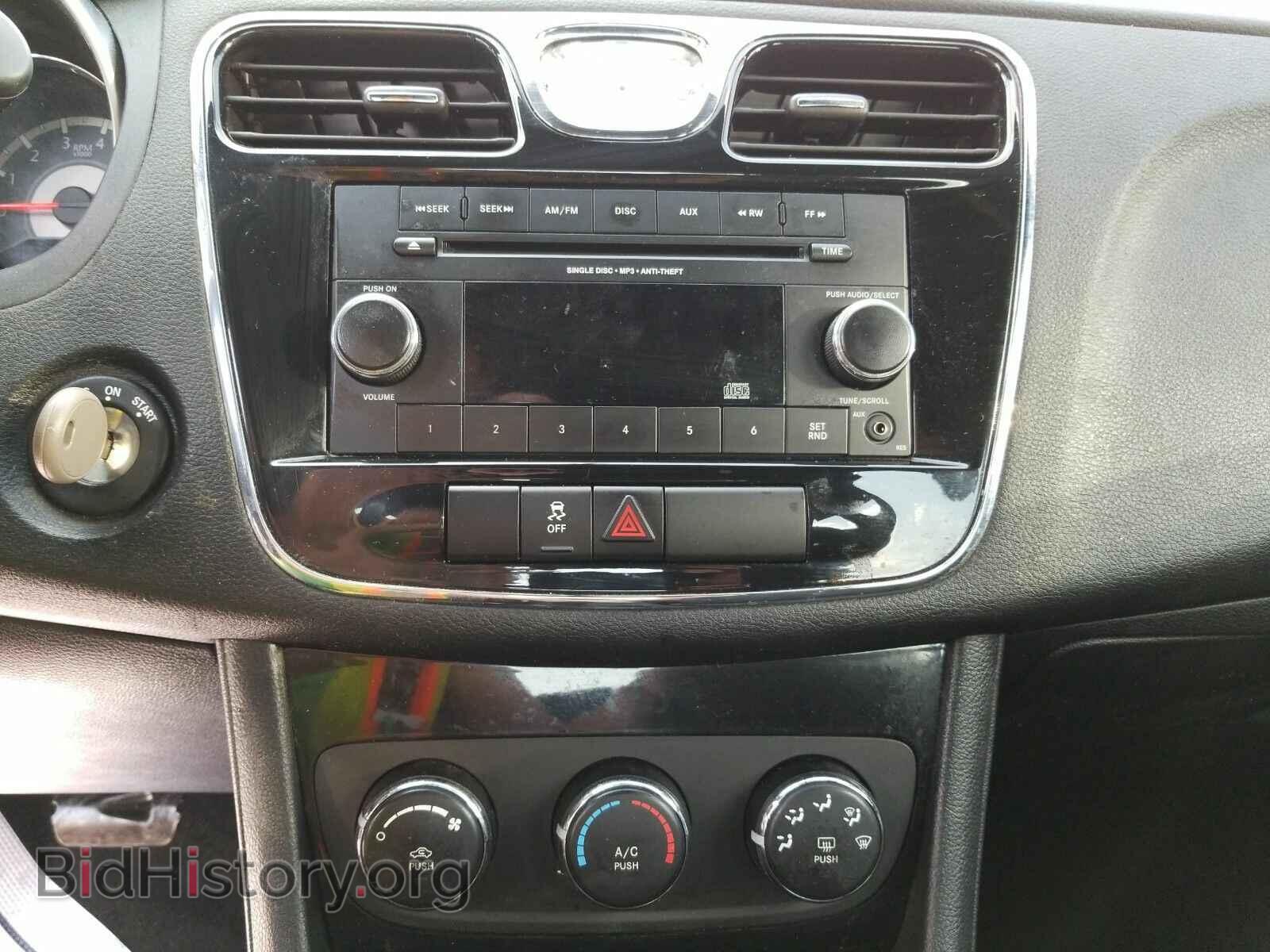 2014 Chrysler 200 - VIN: 1C3CCBAB1EN210394 - Фото 4