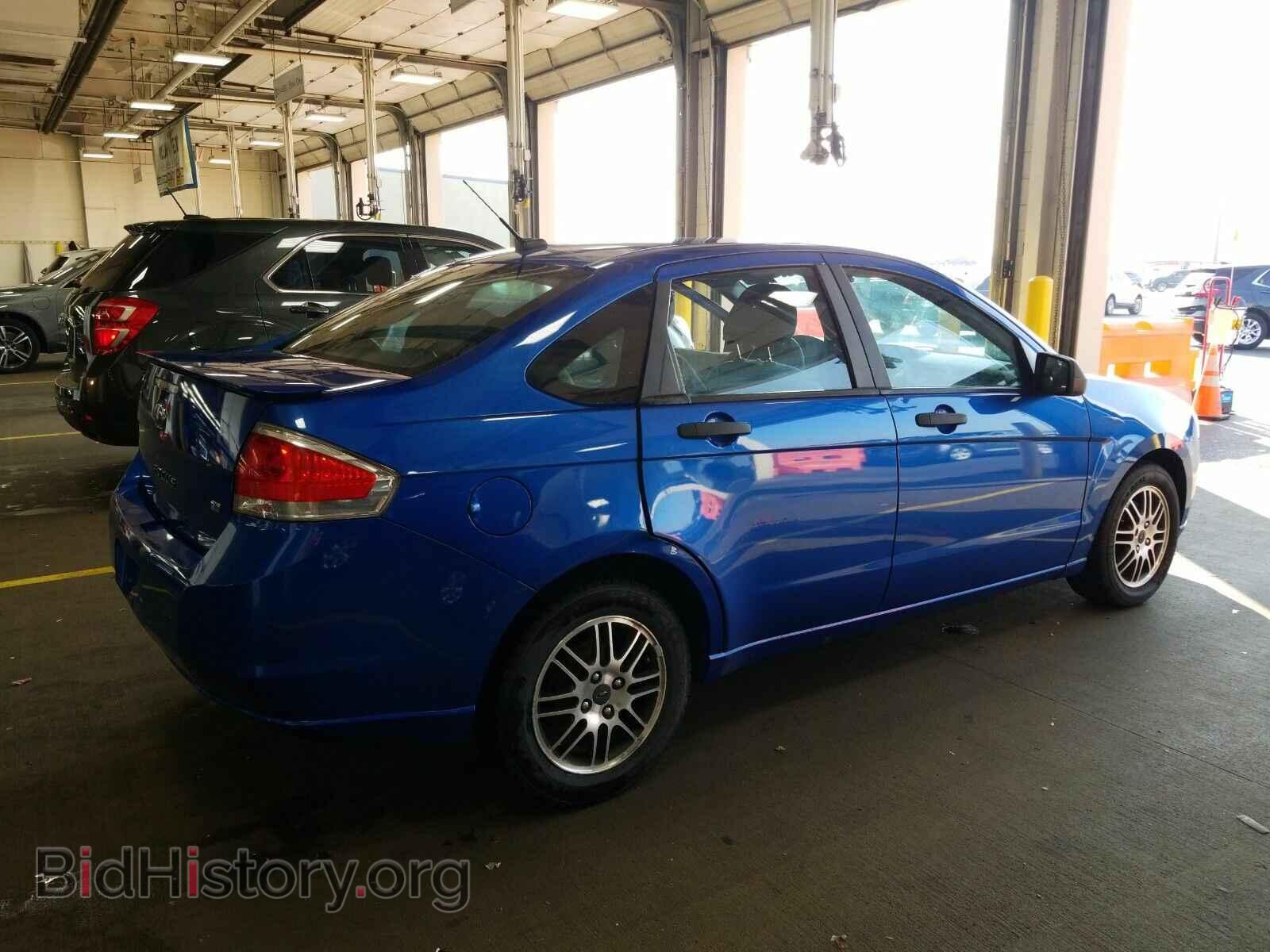 2011 Ford Focus - VIN: 1FAHP3FN4BW104709 - Фото 2
