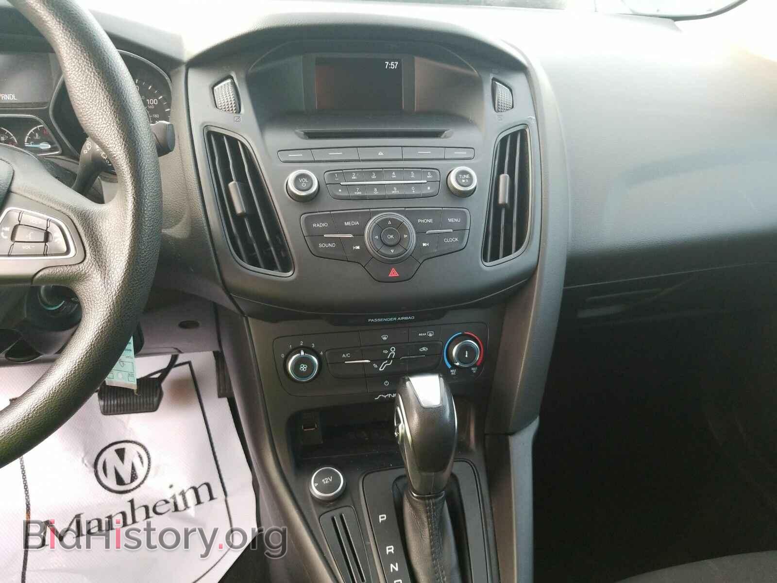 2016 Ford Focus - VIN: 1FADP3F24GL328415 - Photo 4