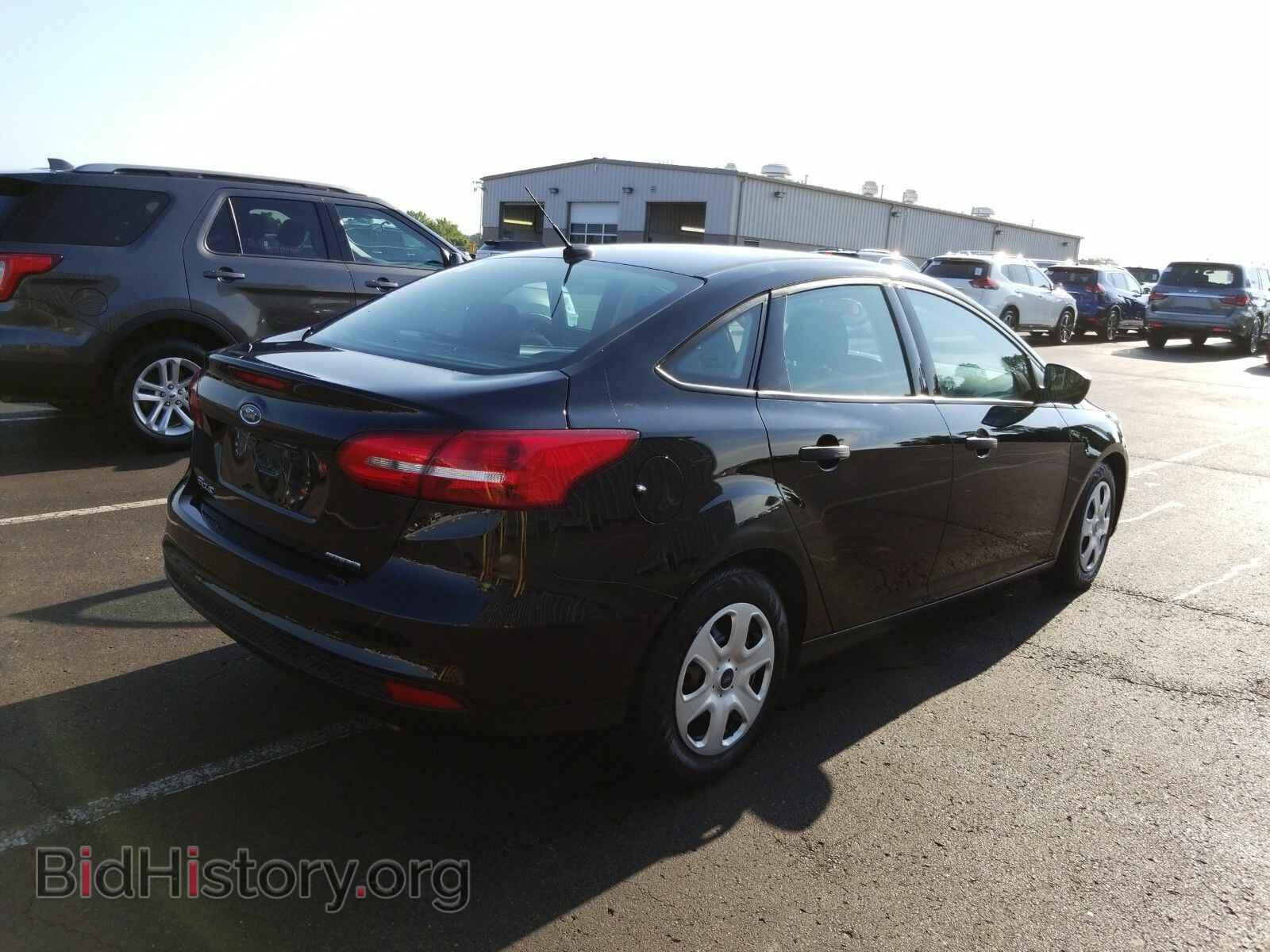 2016 Ford Focus - VIN: 1FADP3E2XGL304525 - Photo 2