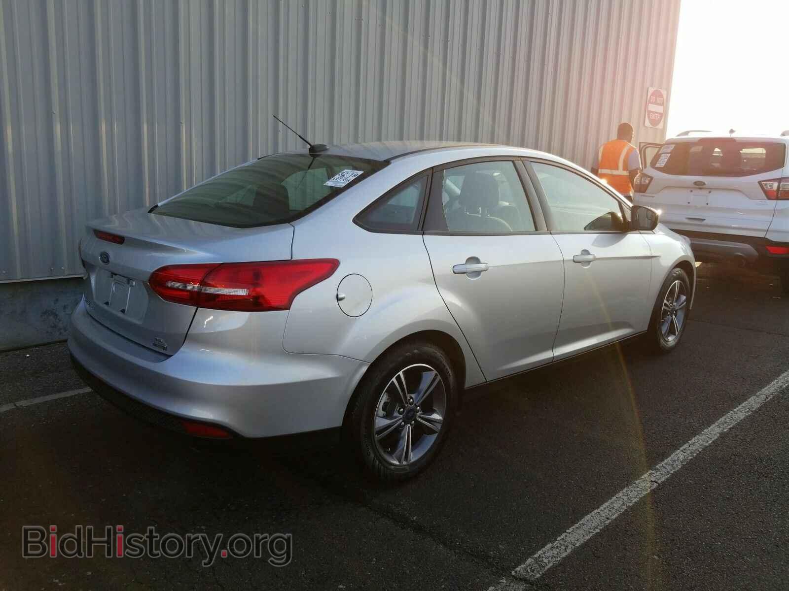 2018 Ford Focus - VIN: 1FADP3FE2JL256020 - Фото 2