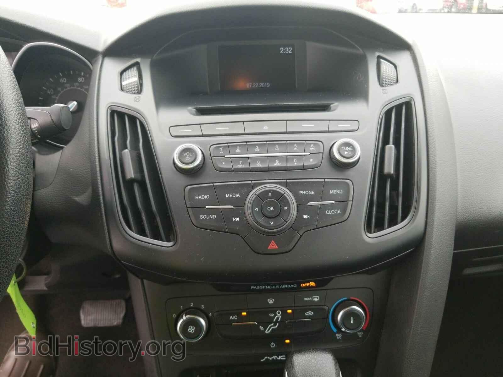 2016 Ford Focus - VIN: 1FADP3E27GL243618 - Photo 4