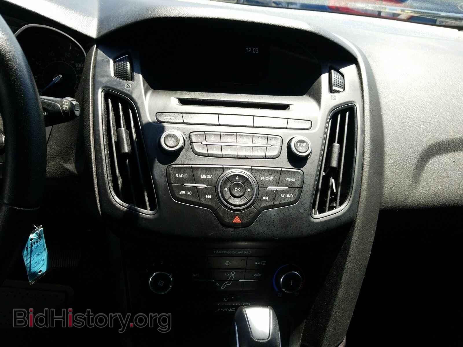 2016 Ford Focus - VIN: 1FADP3K28GL379986 - Photo 4