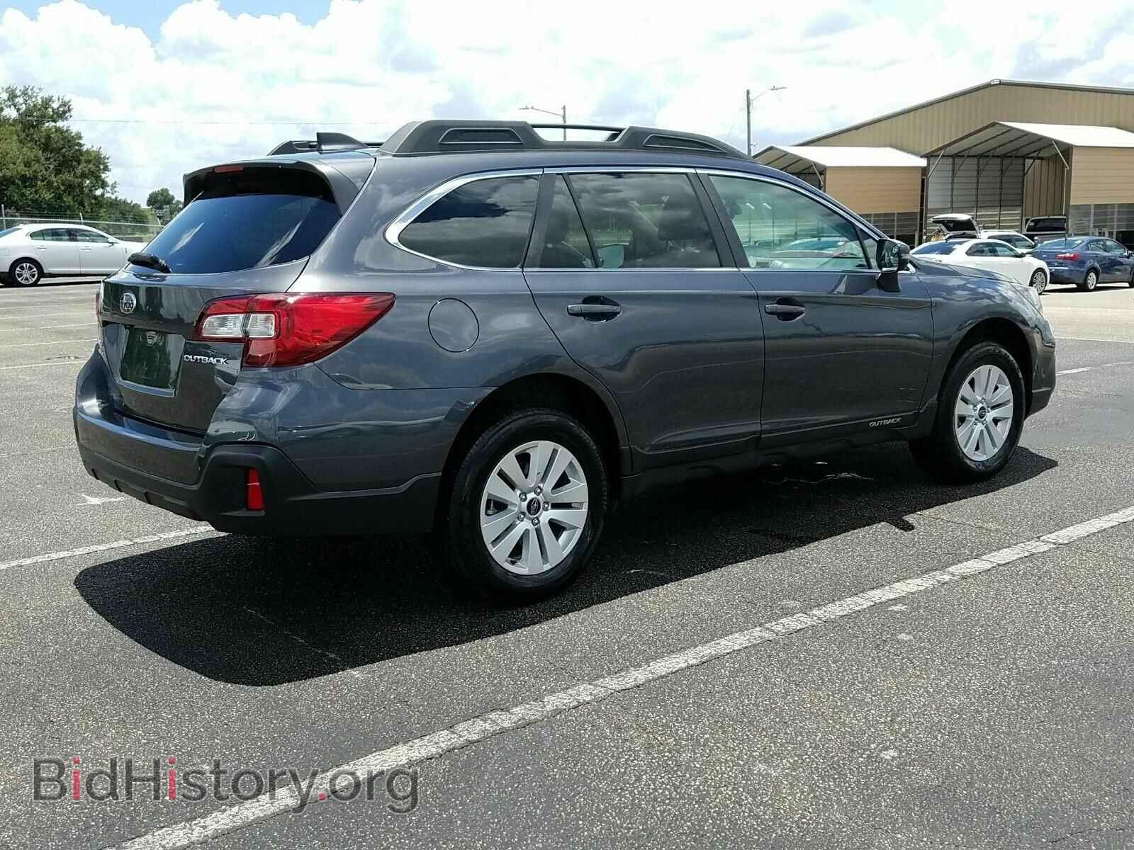 2018 Subaru Outback - VIN: 4S4BSAFC0J3346202 - Фото 2