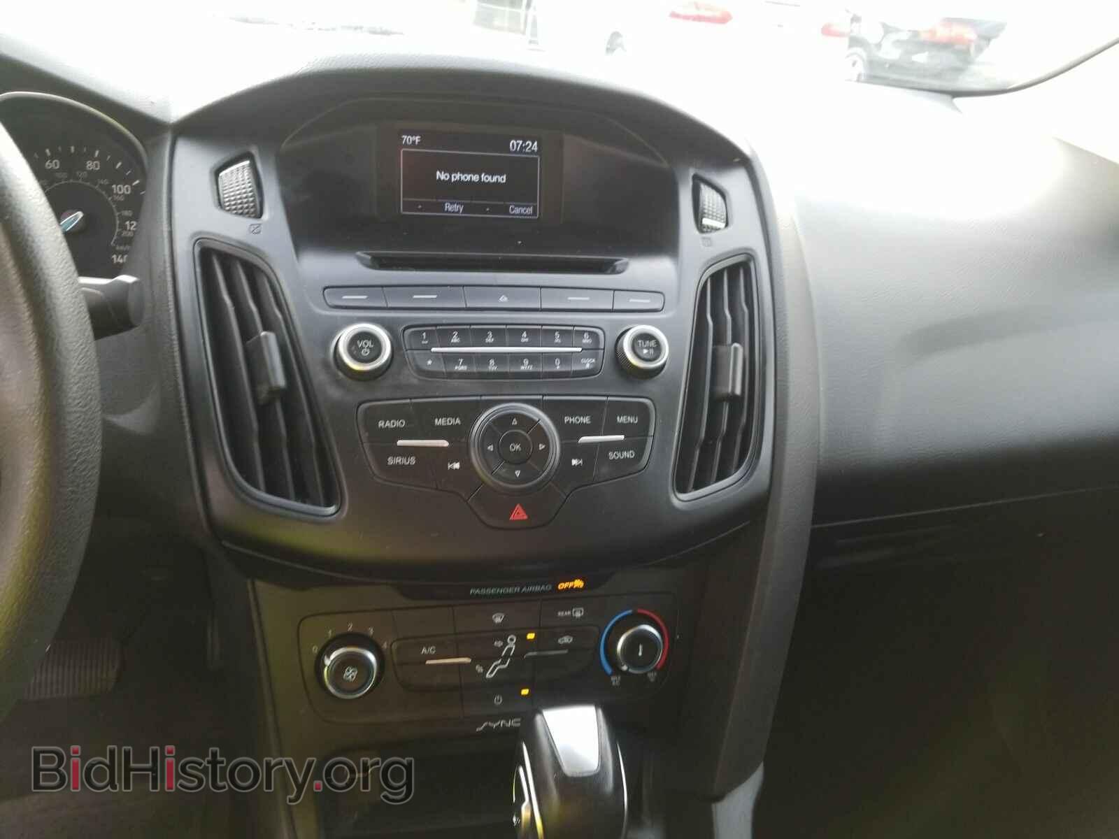 2016 Ford Focus - VIN: 1FADP3F28GL266338 - Photo 4
