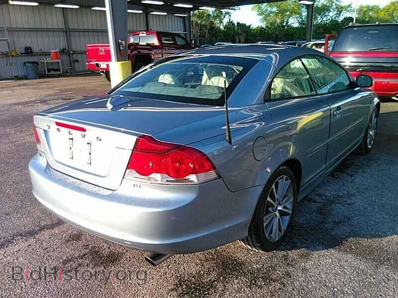 2010 Volvo C70 - VIN: YV1672MCXAJ090608 - Photo 2