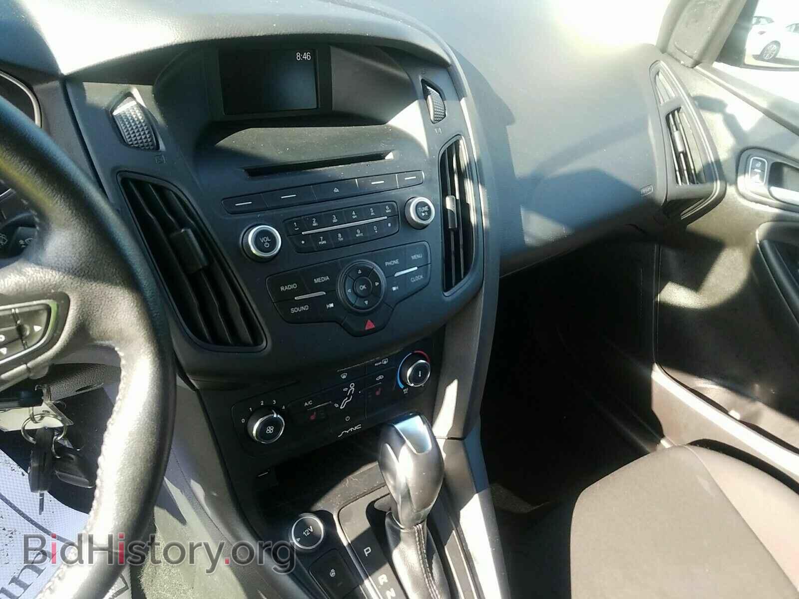 2016 Ford Focus - VIN: 1FADP3F27GL324665 - Photo 4