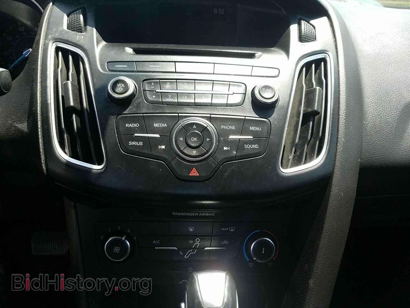 2016 Ford Focus - VIN: 1FADP3F28GL330023 - Photo 4