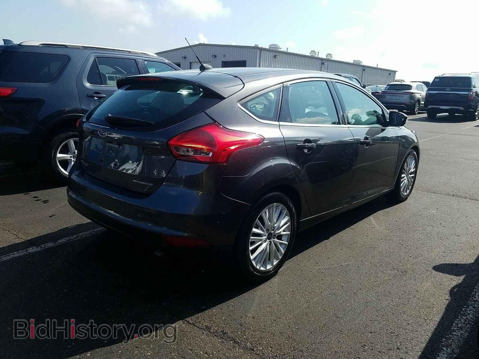 2018 Ford Focus - VIN: 1FADP3N29JL323820 - Фото 2