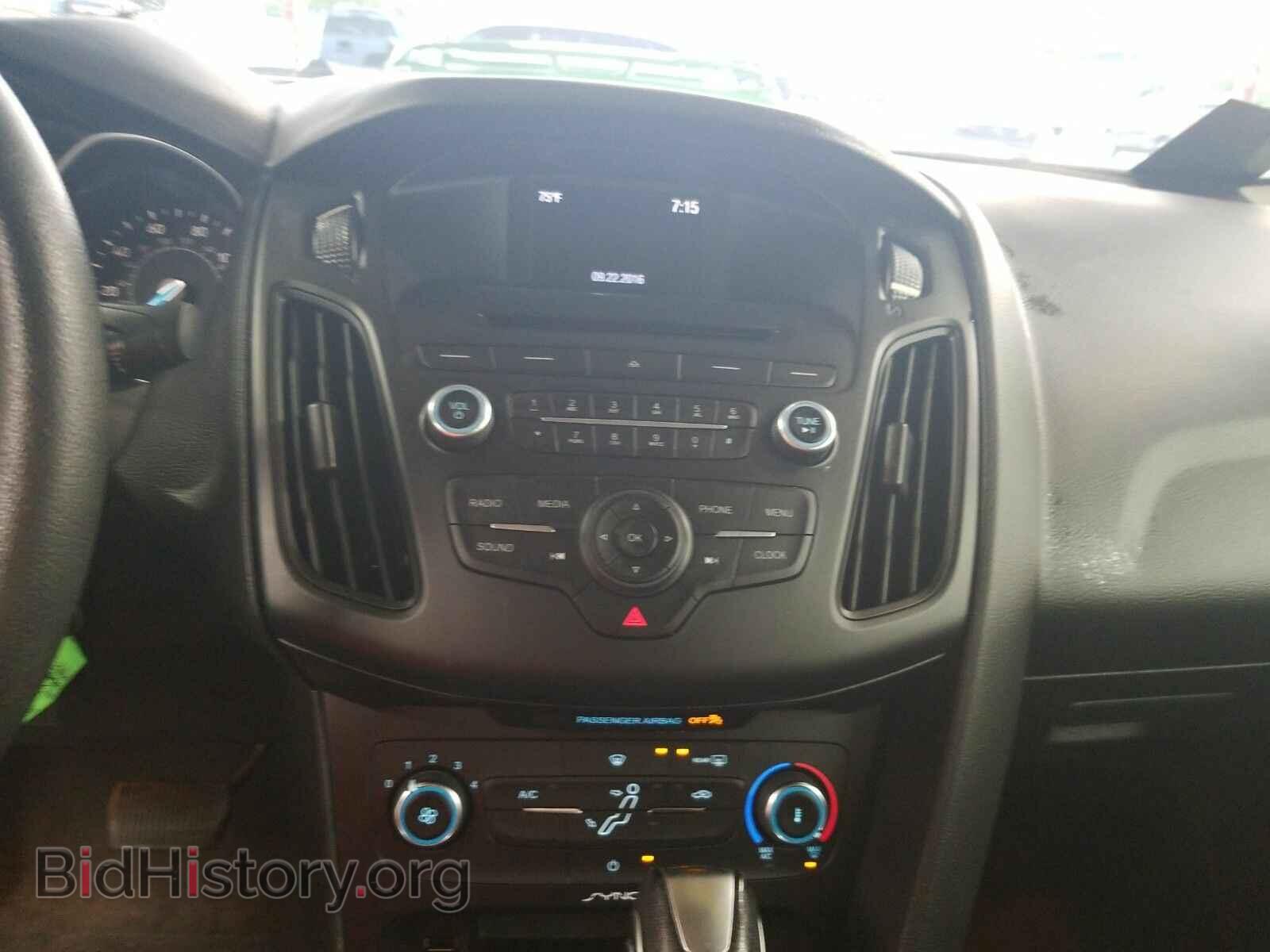 2016 Ford Focus - VIN: 1FADP3F21GL272546 - Photo 4