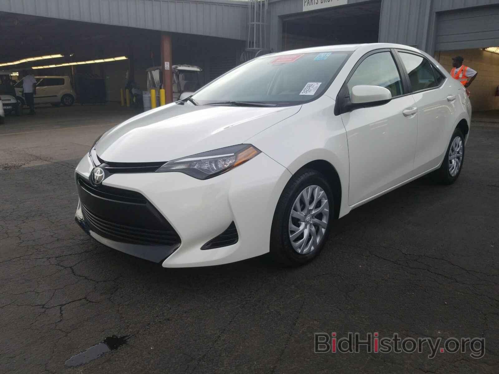 Photo 5YFBURHE3HP597213 - Toyota Corolla 2017