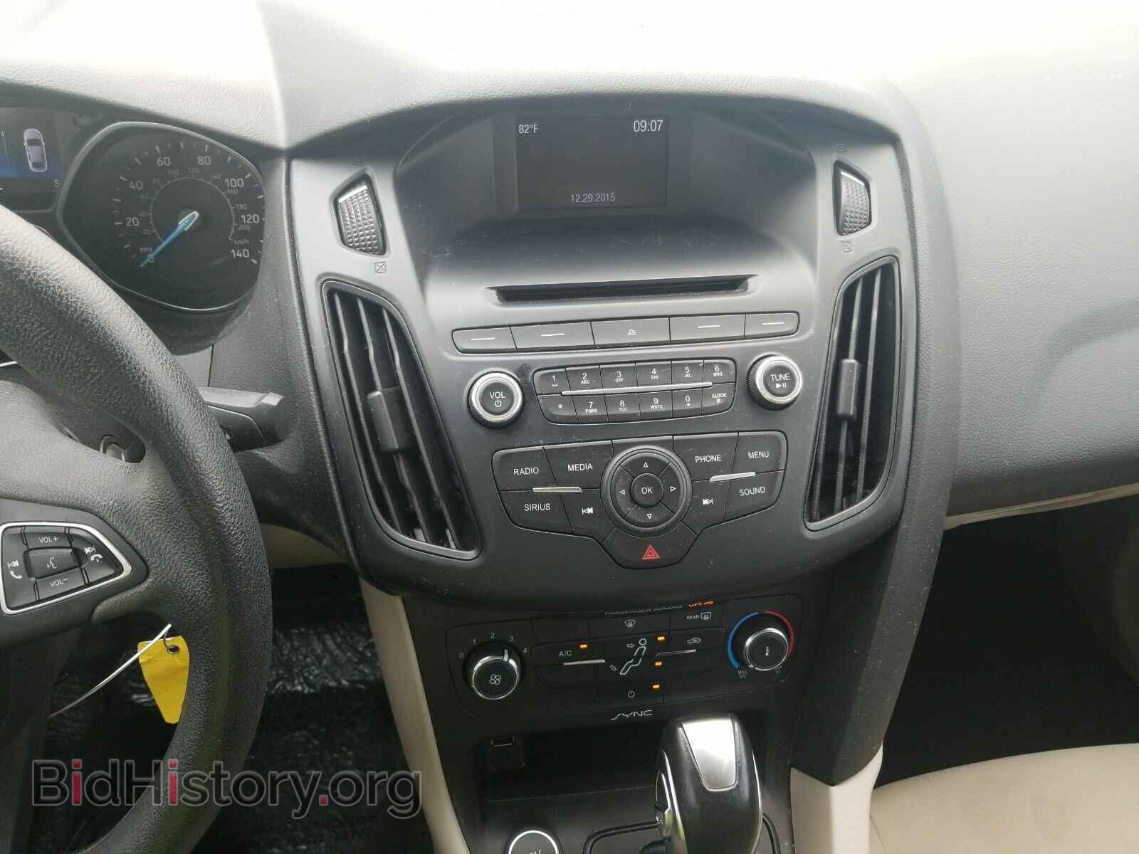 2016 Ford Focus - VIN: 1FADP3F28GL241892 - Photo 4