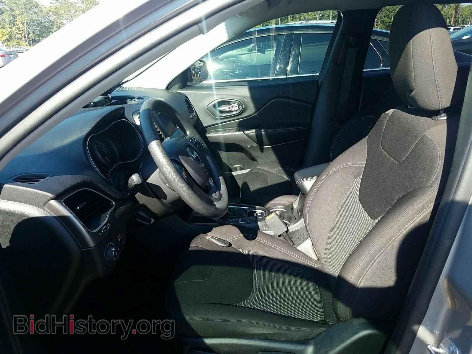 2019 Jeep Cherokee - VIN: 1C4PJLCB1KD160586 - Photo 3