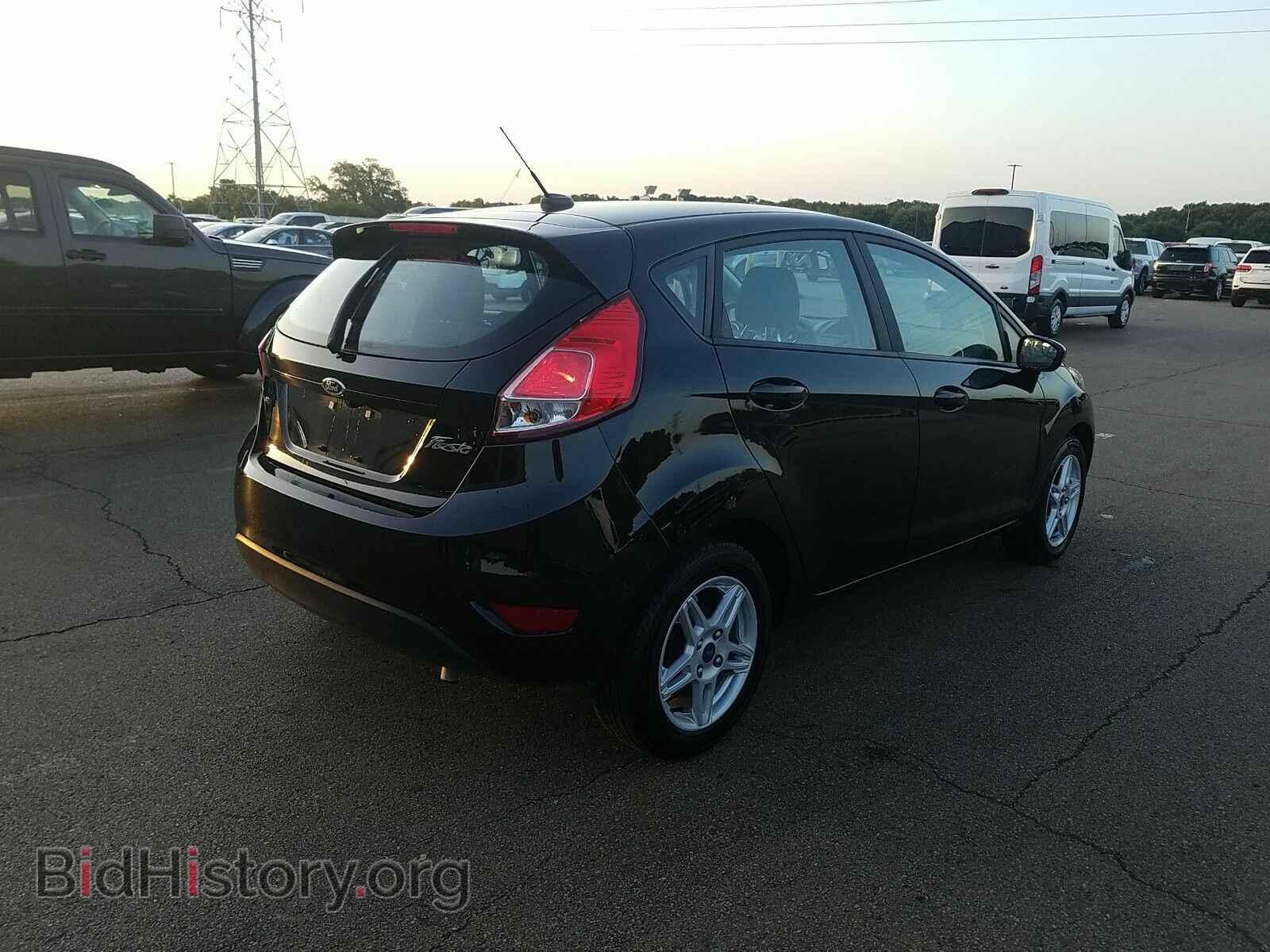 2018 Ford Fiesta - VIN: 3FADP4EJ4JM122208 - Фото 2
