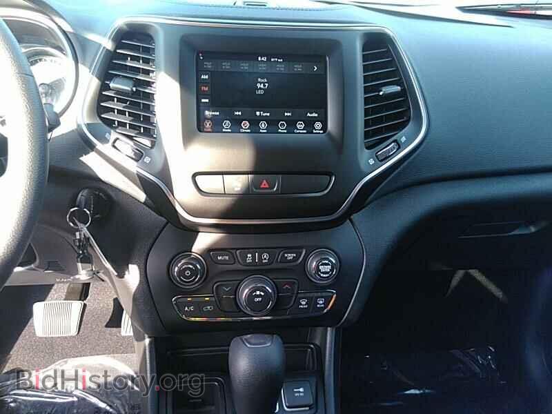 2019 Jeep Cherokee - VIN: 1C4PJLCB7KD450511 - Photo 4