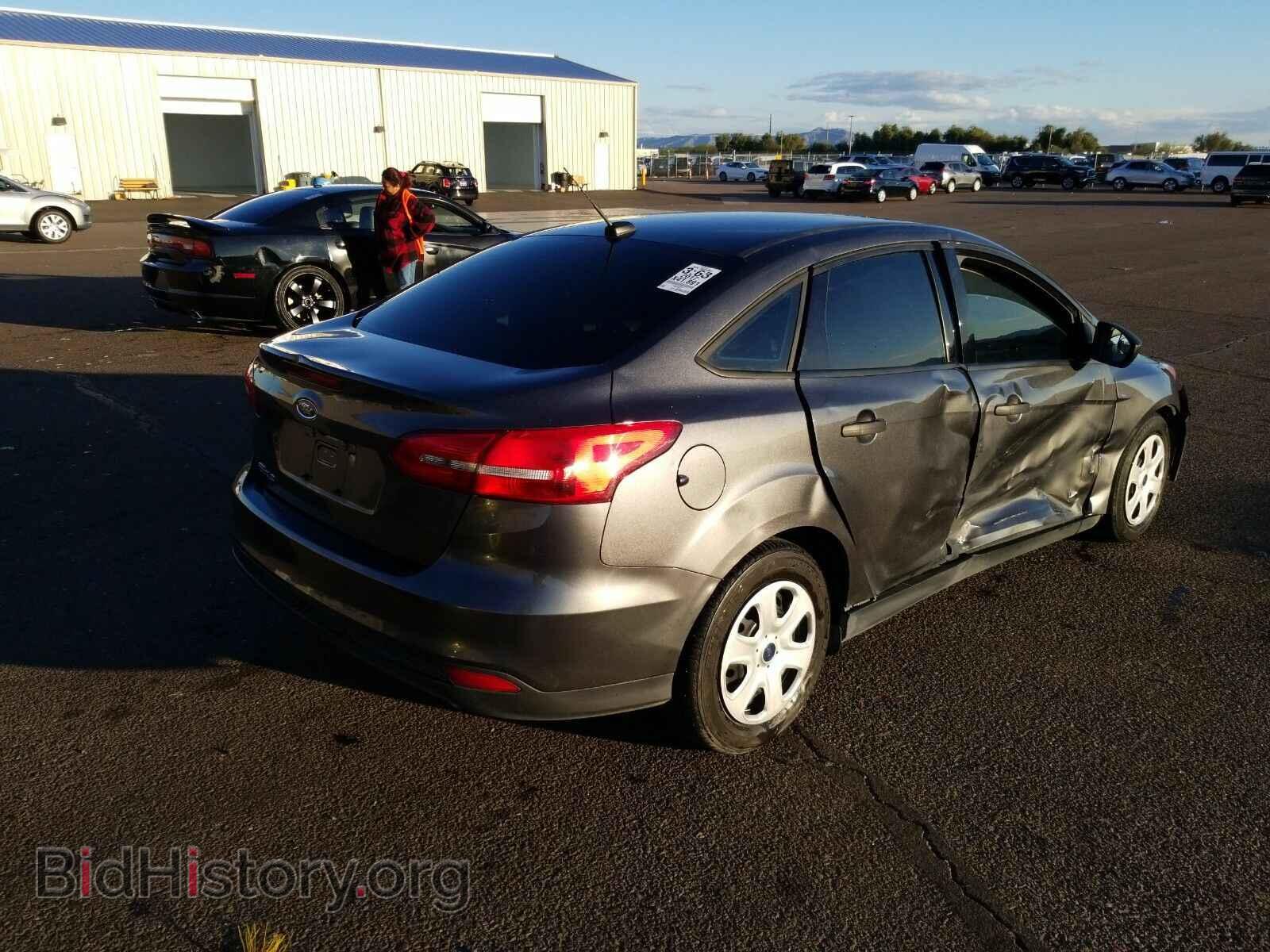 2017 Ford Focus - VIN: 1FADP3E24HL348344 - Фото 2