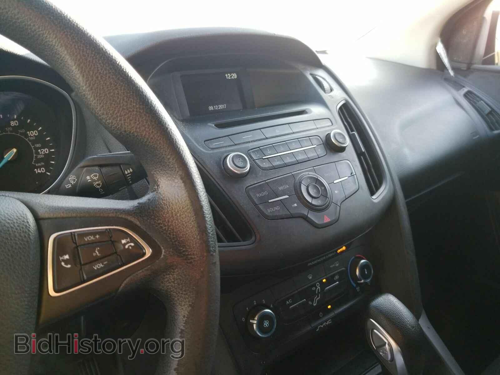 2017 Ford Focus - VIN: 1FADP3E24HL348344 - Фото 4