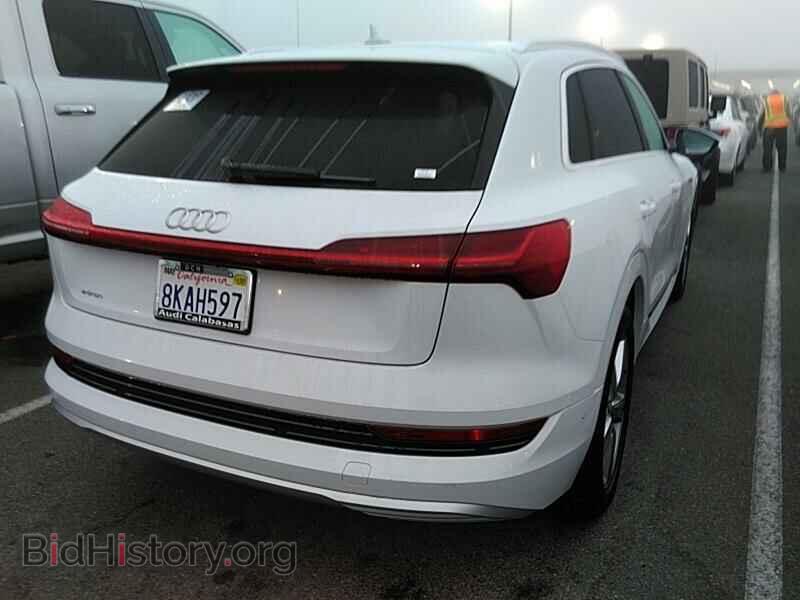 2019 Audi e-tron - VIN: WA1LAAGE9KB006348 - Фото 2