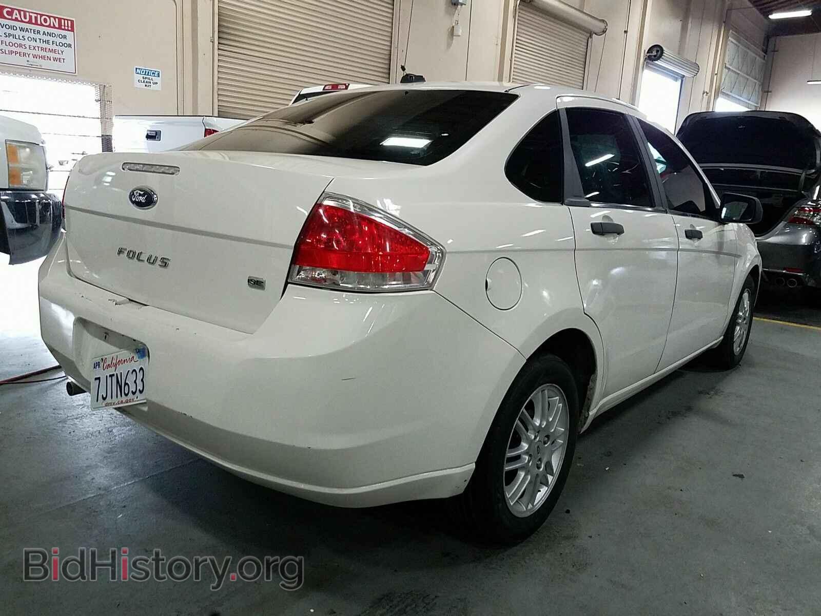 2011 Ford Focus - VIN: 1FAHP3FNXBW152067 - Фото 2